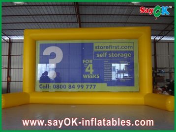空気スクリーンの耐久ポリ塩化ビニールの防水シートが付いている屋外の黄色く膨脹可能な映画スクリーンの広告掲示板