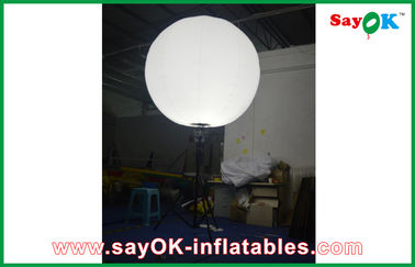 導かれた球根の直径 2m の膨脹可能な広告の気球の立場ポーランド人