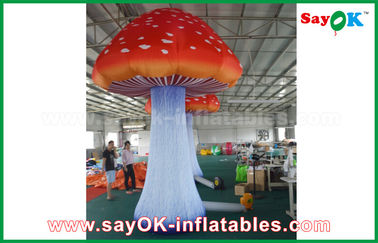 作り付けの送風機とのInflatablesを広告しているオックスフォードの布の巨大で膨脹可能なきのこ