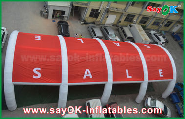 展覧会またはでき事のための赤くおよび白く巨大で膨脹可能な空気テントのゲート