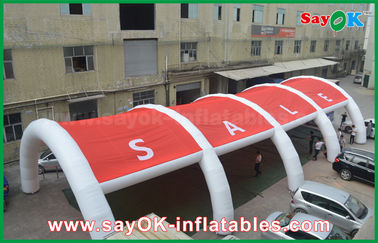 展覧会またはでき事のための赤くおよび白く巨大で膨脹可能な空気テントのゲート