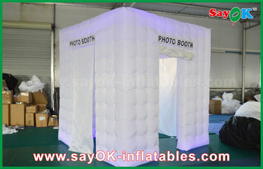 膨脹可能な写真のスタジオ3のドアの2.5mのサイズの白く膨脹可能な携帯用立方体のPhotoboothのテント