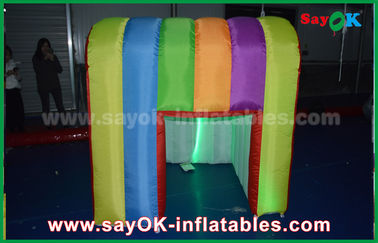 膨脹可能な党テントの虹多彩な色の膨脹可能な写真ブースは携帯用膨脹可能なテントを支える