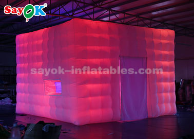 Outwellの空気テント5*5*3.5mの膨脹可能な空気テント複数の着色されたLEDは結婚披露宴のためにつく