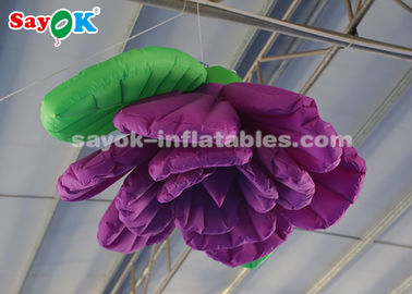 紫色2mのロビーの段階の装飾のためのローズの花を掛ける膨脹可能な照明装飾