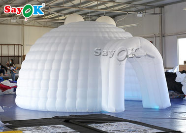巨大で白いイグルーの膨脹可能な空気テント