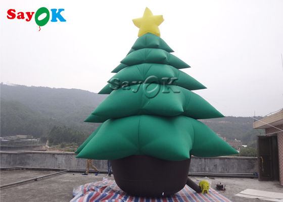 5mの膨脹可能な休日の装飾の装飾が付いている緑のクリスマス ツリー