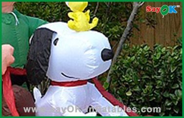 クリスマスの装飾のためのそりの犬を持つクリスマスの膨脹可能な家族