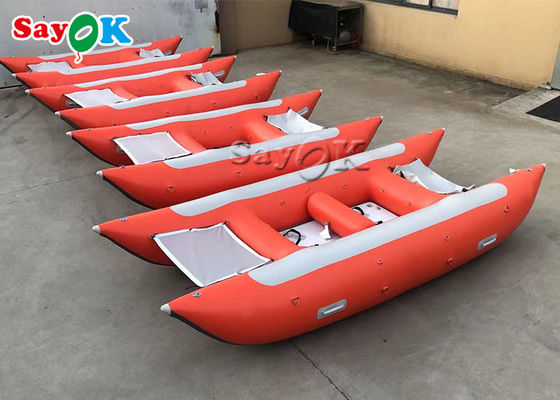 430cm高速ボートを競争させる6人の赤いカタマラン