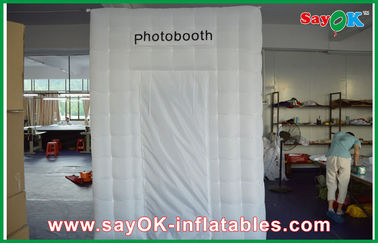 膨脹可能な立方体のテント2.6mの高さのLEDライトが付いている白いQuadrate強いオックスフォードの布Photobooth