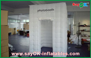 膨脹可能な立方体のテント2.6mの高さのLEDライトが付いている白いQuadrate強いオックスフォードの布Photobooth