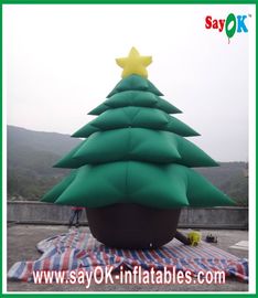 緑の膨脹可能なクリスマス ツリーの膨脹可能な休日の装飾