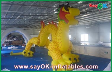膨脹可能なマンガのキャラクタの広告、中国の黄色いドラゴンのアーチ