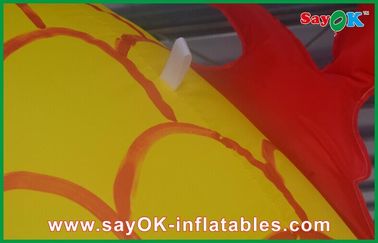 膨脹可能なマンガのキャラクタの広告、中国の黄色いドラゴンのアーチ