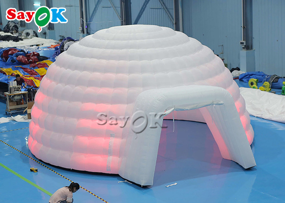 結婚のでき事のための導かれたライトが付いている白く膨脹可能なイグルーのドームのテント