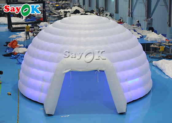 結婚のでき事のための導かれたライトが付いている白く膨脹可能なイグルーのドームのテント