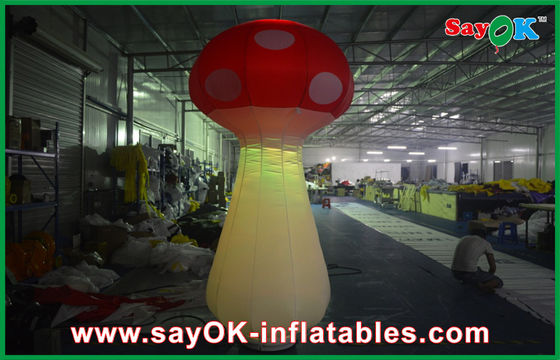 地上の送風機を持つかわいく膨脹可能なイースター装飾のきのこ