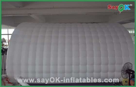 膨らませられる庭のテント 白色 膨らませられるイベントのエアテント オーダーメイド 膨らませられるトンネル
