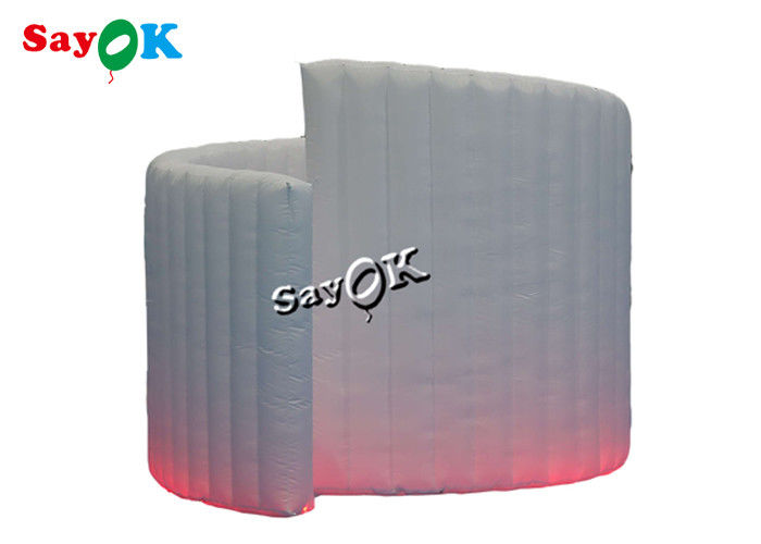 膨脹可能な党装飾3mの10ft白い螺線形の形の膨脹可能な写真ブースの壁の背景幕の内部の空気送風機