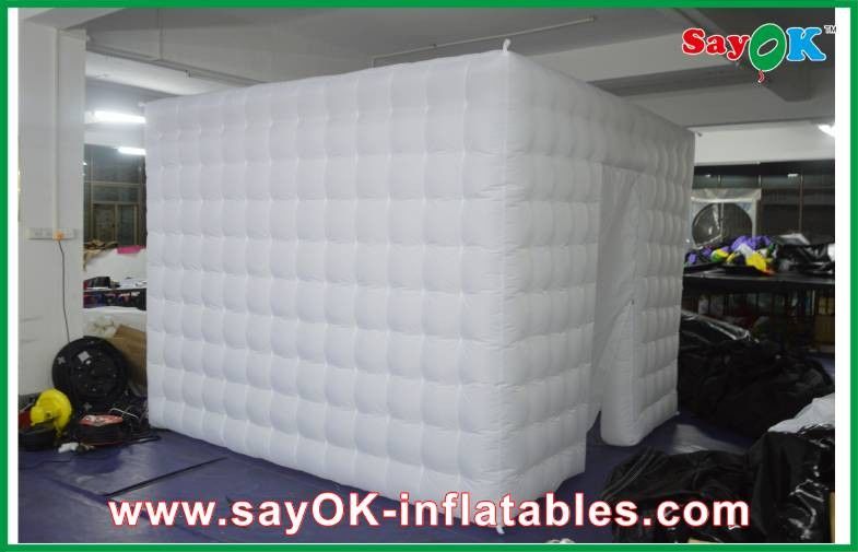 膨脹可能な写真ブースは魅力的で膨脹可能な写真ブースを導いた1ドアのロゴの印刷を用いるライトを雇う